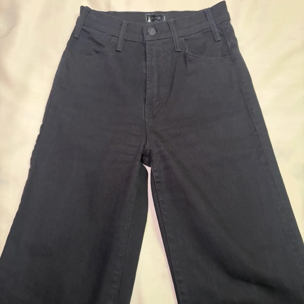 MOTHER- The Roller Prep Heel in Pitch Black Size 25 Flare Jeans RAW HEM